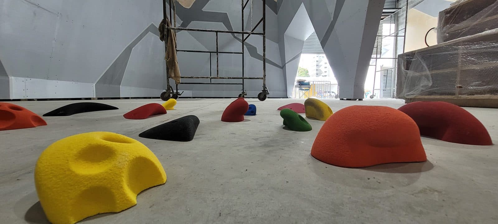 Construção da academia B-ROCK: paredes de boulder com agarras